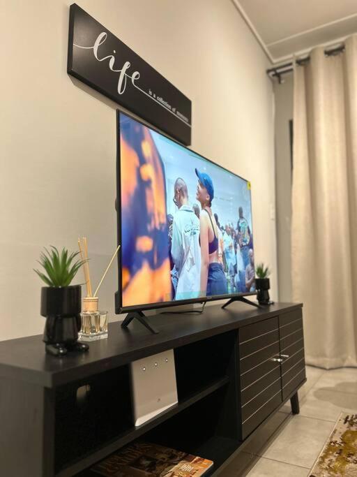Waterfall Paradise Entire Executive 1 Bed Apartment